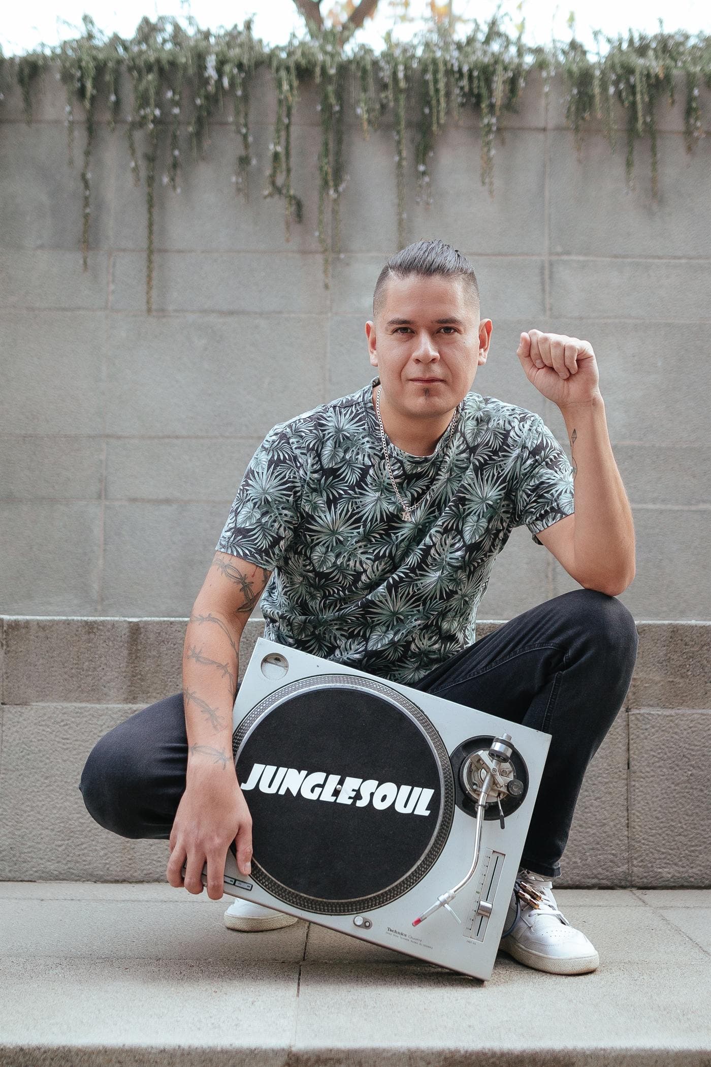 Miguel Gutiérrez agachado junto a un plato con el slipmat de Junglesoul